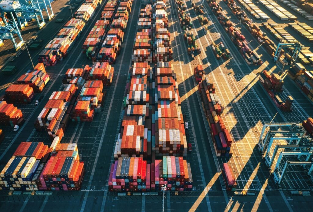 Navio porta-contêineres atracado